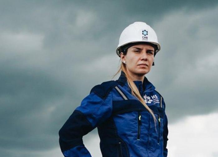 Сколько в шахтерской каске не фотографируйся, а шахтером так не станешь