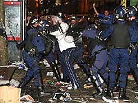 Фанаты «Барсы» на радостях атаковали полицейских