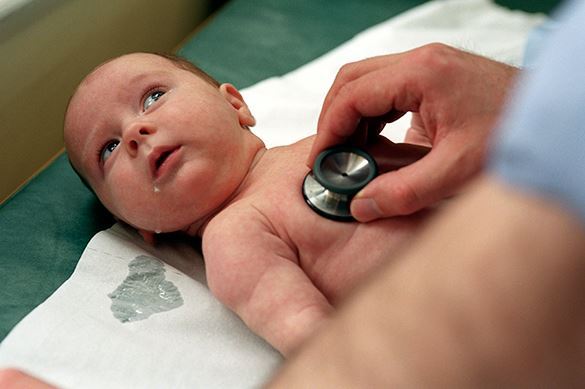 Социологи: Большинство россиян против запрета абортов. маленький ребенок у педиатра на приеме