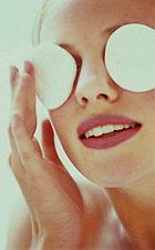 Выбирайте крем для век с гликоликовой кислотой. Настоящим