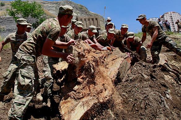 В Тбилиси спасли кабаненка, вытащив его из под слоя грязи через несколько дней после наводнения. В Тбилисском зоопарке