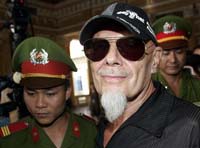 Гарри Глиттер провел в тюрьме Вьетнама 27 месяцев
