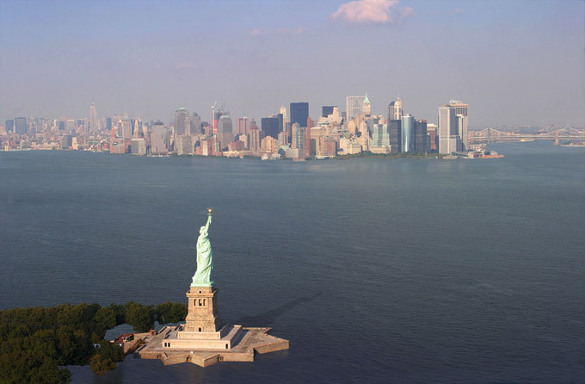 статуя Свободы за океаном
