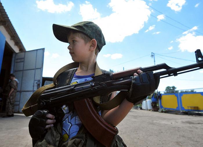 Мальчик с автоматом