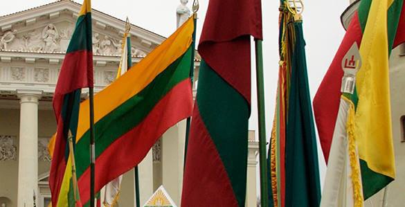 Литовские выпускники школ поразили экзаменаторов уровнем знания русского языка. флаги Литвы