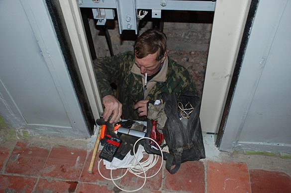 В результате падения лифта в московском жилом доме погиб человек