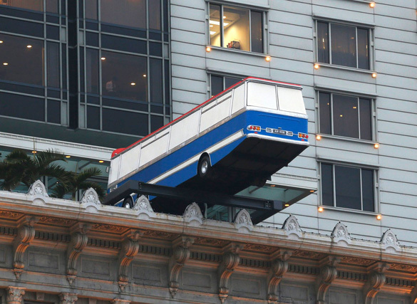 Ради искусства британский художник подвесил автобус над головами прохожих. художник Ричард Уилсон арт-инсталляция