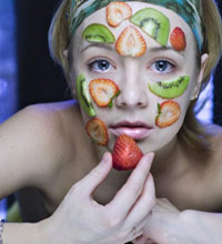 Бледная кожа, нездоровый, землистый цвет лица. Трещинки в