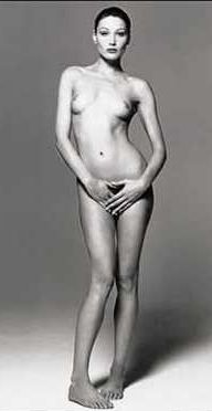 Сумки с голой Карлой Бруни изъяты из продажи