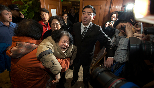 Родные пассажиров пропавшего "Боинга" устроили потасовку у посольства Малайзии. 290331.jpeg