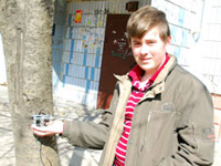 Украинский школьник заряжает мобильник от дерева