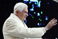 Benetton отказался от плаката с поцелуем Папы и имама. pope