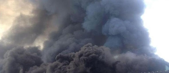 Пламя охватило десяток резервуаров на украинской нефтебазе. дым