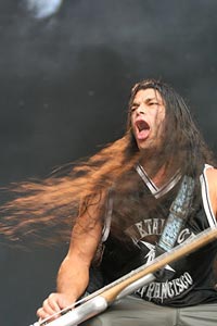 Бас-гитарист группы Роберт Трухильо.