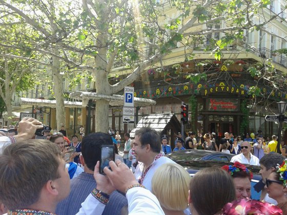 Саакашвили в вышиванке прошелся по Одессе. 320344.jpeg