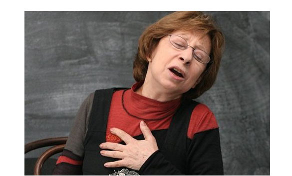 Тюменцы пикетировали гастроли Лии Ахеджаковой и попросили ее прекратить извиняться перед бандитами за Россию. Известная фотография Лии Ахеджаковой, ставшей в интернете извин