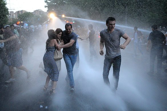 Протесты в Армении не антироссийские, но могут ими стать - мнение. 