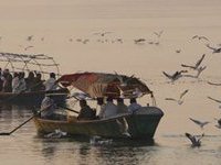 В Пакистане перевернулась лодка со студентами. boat