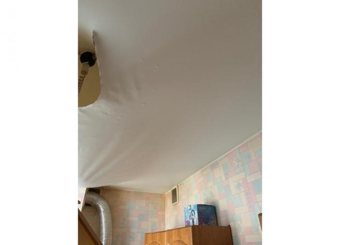 Вот так выглядят натяжные потолки из-за протечки крыш