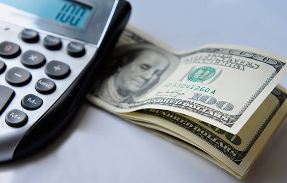 Почему Запад привык жить в долг? – Прямой эфир Pravda.Ru. Доллары и калькулятор