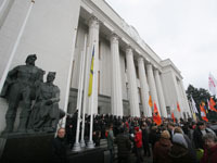 Митингующие украинцы снесли забор у здания Рады. 248500.jpeg