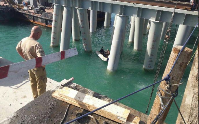 Есть погибшие: автобус с рабочими сорвался в море на Кубани. Есть погибшие: автобус с рабочими сорвался в море на Кубани