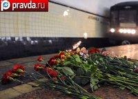 Жители столицы несут цветы к местам терактов в метро. метро
