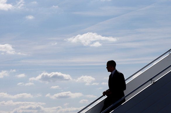 Для спасения обвалившегося рейтинга, Обама на день станет 