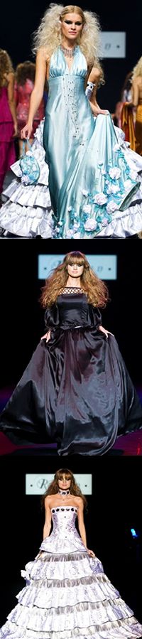 Героиня показа входит в распахнутые двери королевской походкой