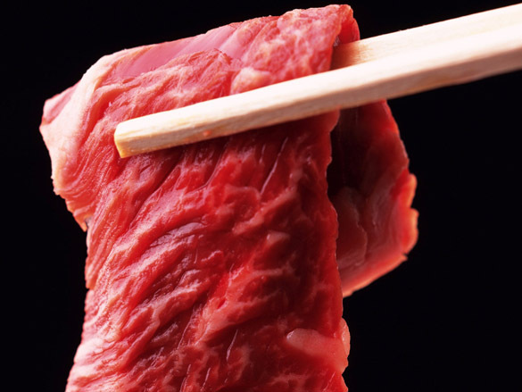 мясо сырое в щипцах