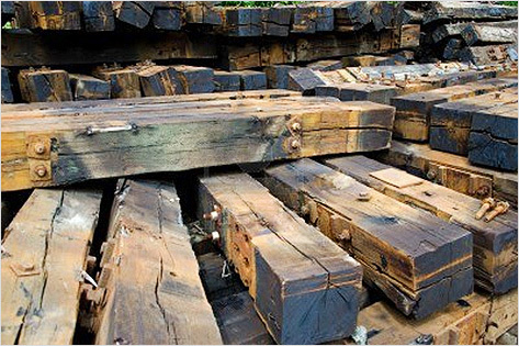 На Урале сироту хотели заселить в дом из шпал за миллион рублей