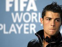 Фанаты разобрали личные вещи Роналду на сувениры. 258674.jpeg