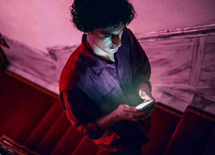 Молодой человек со смартфоном