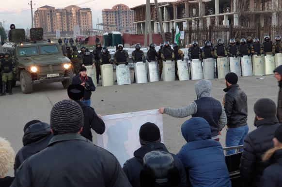 Десять силовиков пострадали при столкновении с митингующими в Ингушетии. 