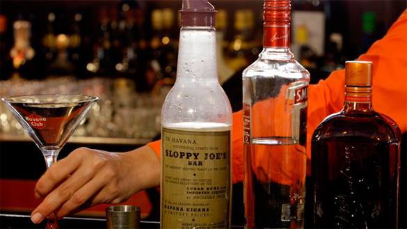 Французский бармен осужден за то, что позволил клиенту, умершему на следующий день, выпить 56 шотов. в баре