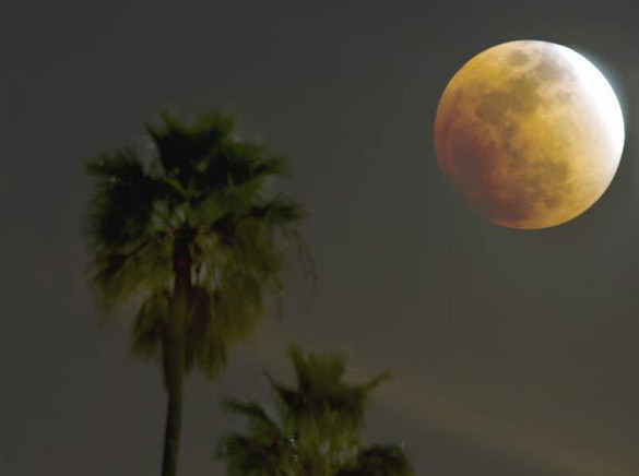 Лунную базу лучше строить под землей