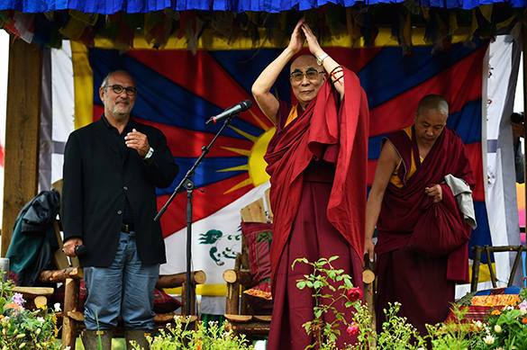 Далай-лама затмил Pussy Riot на фестивале в Гластонбери. Далай-лама на рок-фестивале