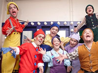 На лондонских улицах появилась миниреклама для лилипутов. ad