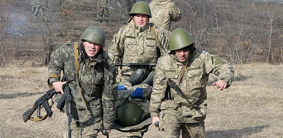 украинские солдаты с носилками