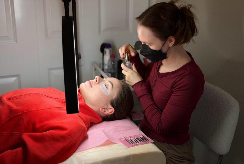 Косметологическая процедура в салоне красоты