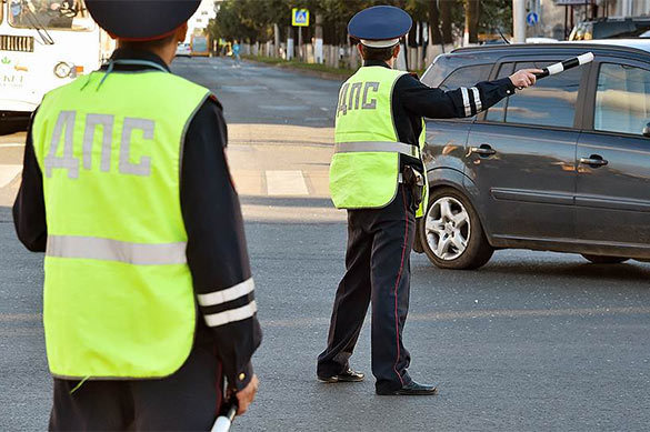 Дорожным полицейским разрешили проверять автомобилистов на любом участке дороги. Дорожным полицейским разрешили проверять автомобилистов на любом