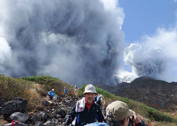 Начало извержения вулкана Онтакэ удалось заснять туристам. 299877.jpeg