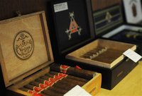 Кубинский мастер скрутил самую большую в мире сигару. cigar