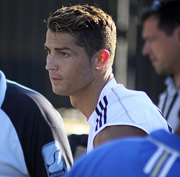 Юный британец в образе Криштиану Роналду стал гуру пикапа. 299888.jpeg