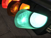 Поезд врезался во внедорожник в Индии. 15 погибших. светофор