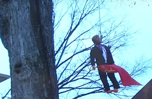 В США повесили куклу Трампа с советским флагом в руках