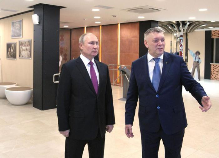 Владимир Путин и художественный руководитель ДМТЮА Александр Фёдоров