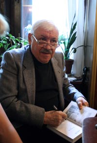 Владимир Орлов раздает автографы