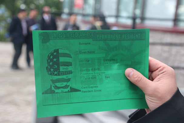 Гости праздничного приема в американском консульстве Владивостока получили карточки с надписью 