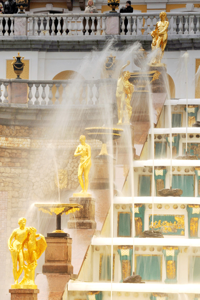 В Петергофе открылся сезон фонтанов